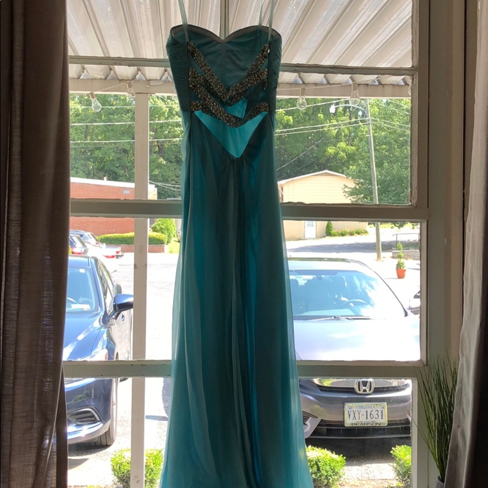 Perfect for formal event, homecoming, or prom!